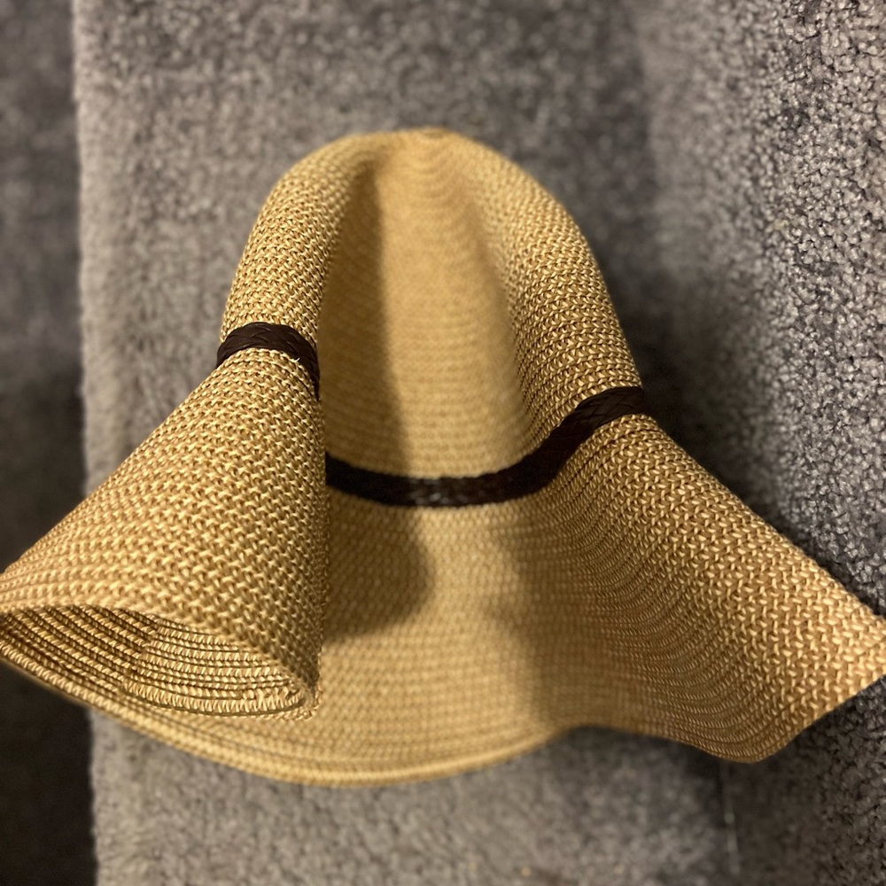 Large brim hat. - Picture 2 of 4